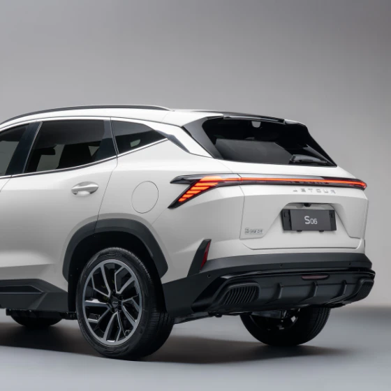 Vista traseira de 3/4 do Jetour S06 branco, destacando a lanterna traseira de LED e a placa "S06".