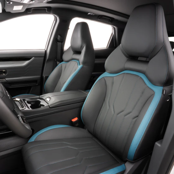 Interior do Jetour S06 focado nos bancos dianteiros de couro cinza com detalhes e costuras azuis.